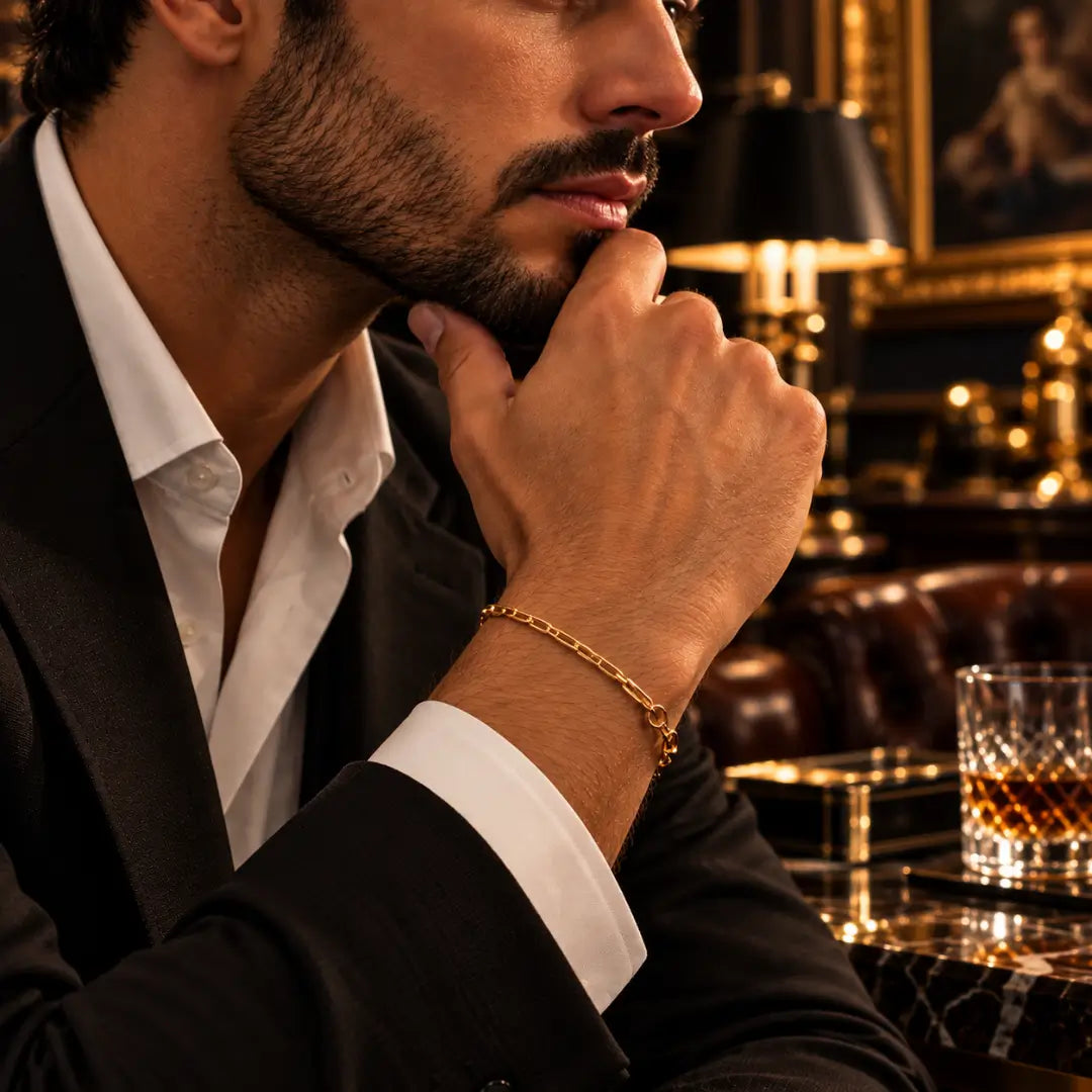 Pulseira Cartier masculina dourada combinada com relógio