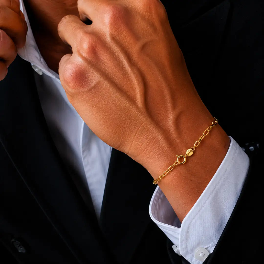 Homem usando pulseira Cartier masculina banhada a ouro 18K