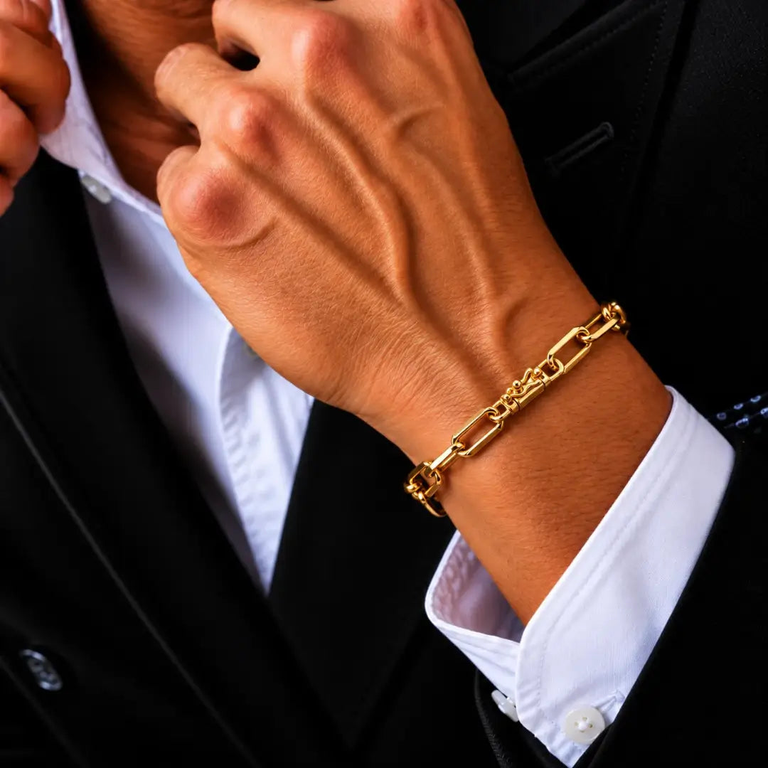 Homem usando pulseira Cartier 4,5mm banhada a ouro 18K