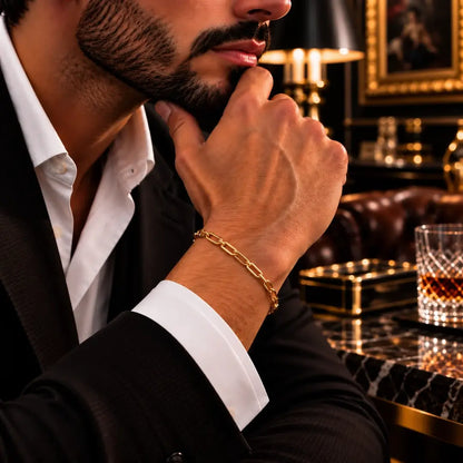 Pulseira Cartier masculina dourada combinada com relógio