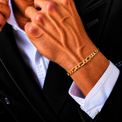 Homem usando pulseira masculina 3x1 banhada a ouro 18K