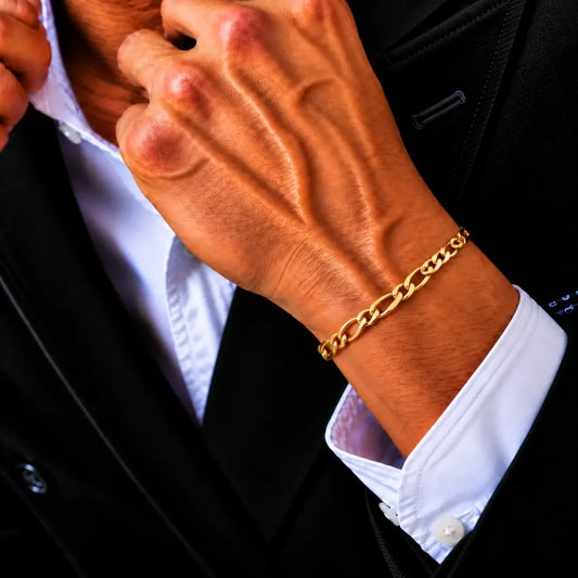 Homem usando pulseira masculina 3x1 banhada a ouro 18K