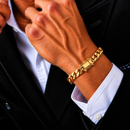 Homem usando pulseira Grumet Diamantada 6mm banhada a ouro 18K