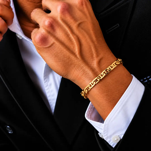 Homem usando pulseira Piastrini Diamantada banhada a ouro 18K