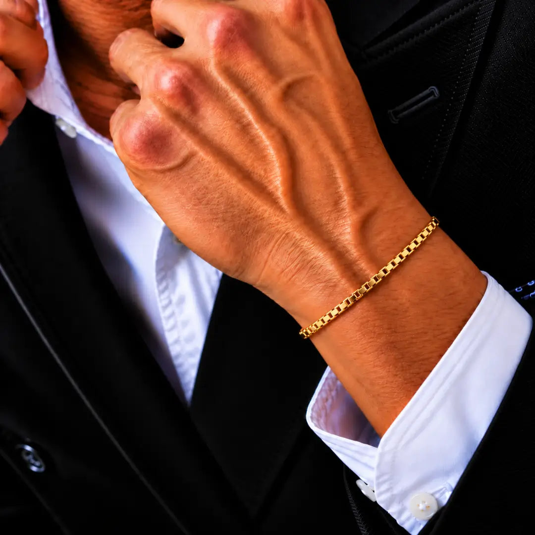 Homem usando pulseira Veneziana 1mm banhada a ouro 18K
