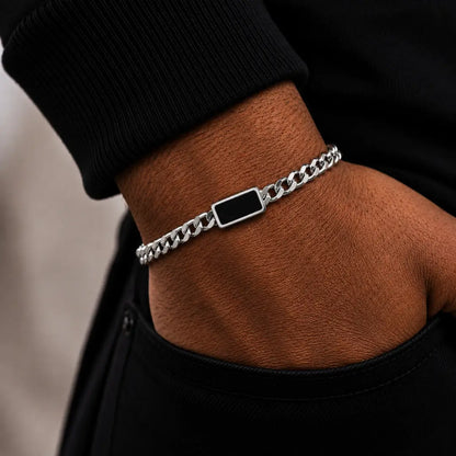 Pulseira masculina prata com pedra negra no pulso
