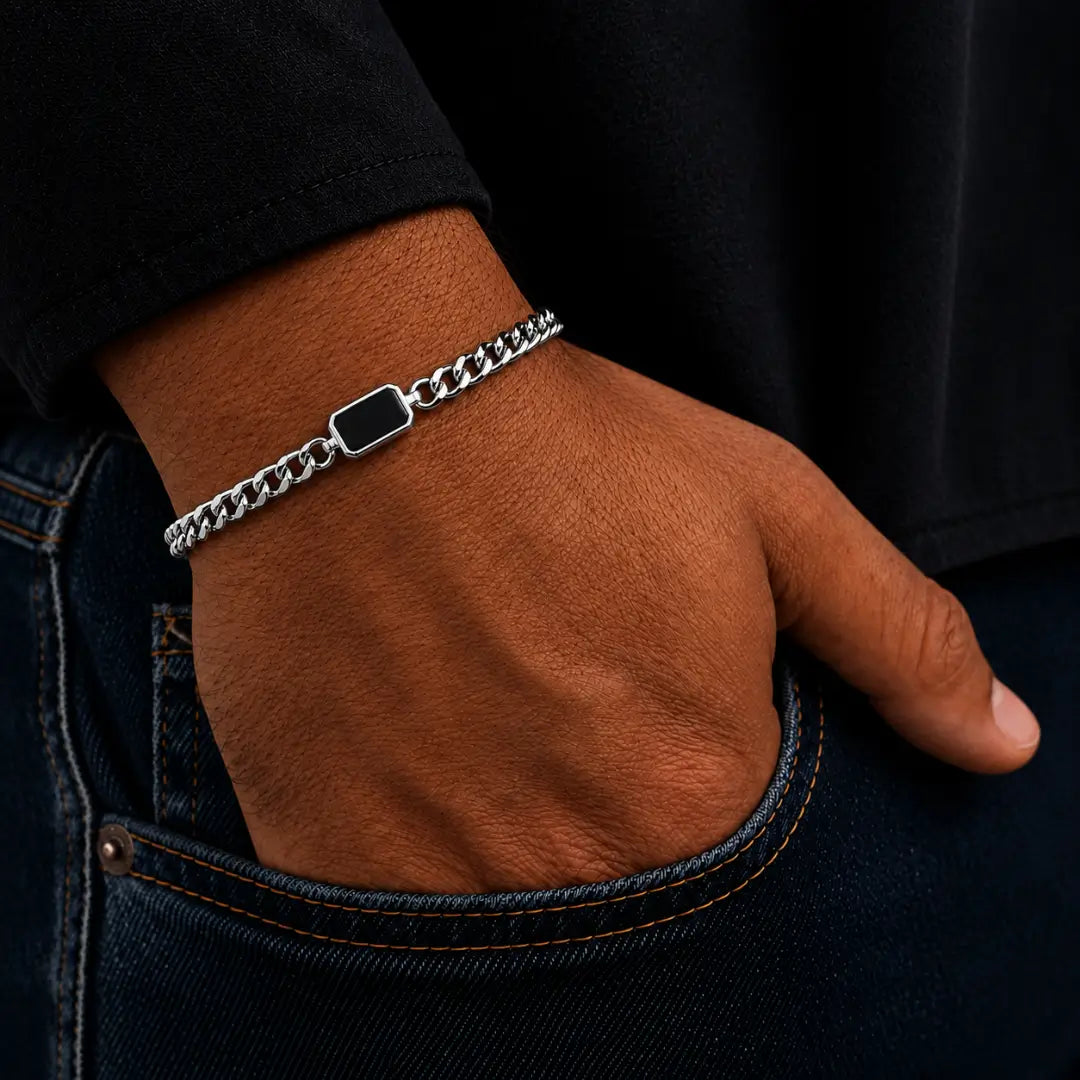 Pulseira masculina prata com pedra negra no pulso