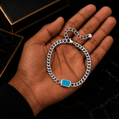 Detalhe em pedra turquesa da pulseira masculina Bravanni