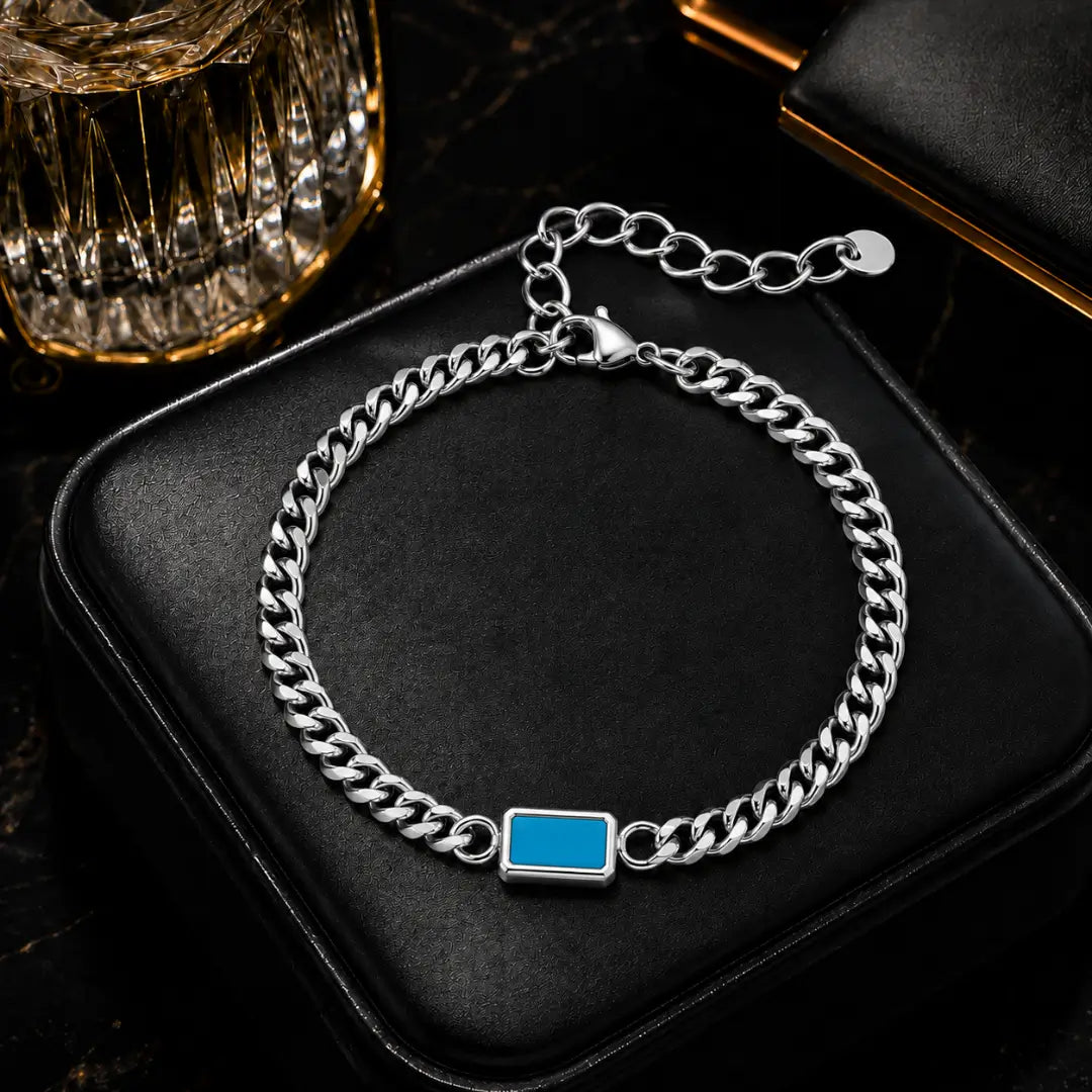 Detalhe em pedra turquesa da pulseira masculina Bravanni