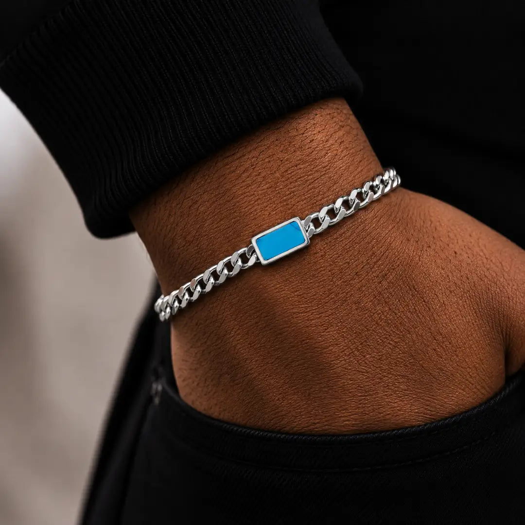 Pulseira masculina prata com detalhe turquesa no pulso