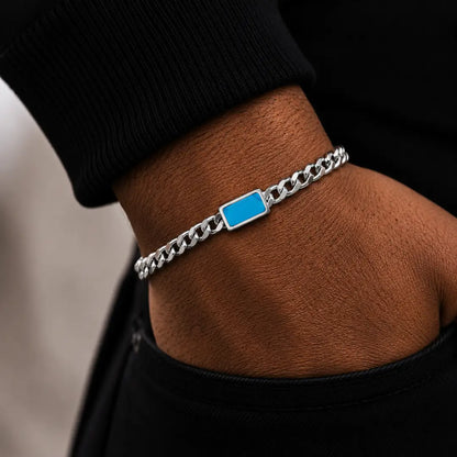 Pulseira masculina prata com detalhe turquesa no pulso