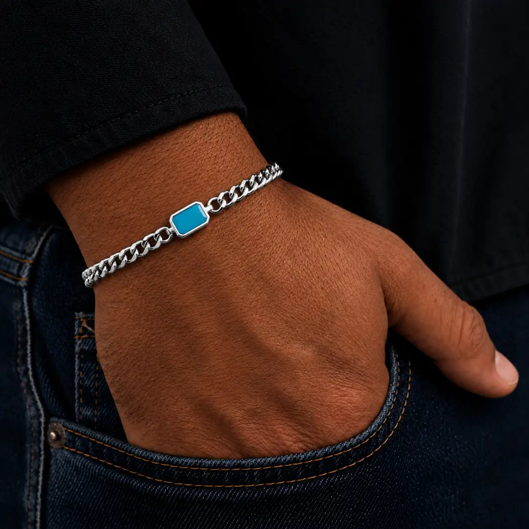 Pulseira masculina prata com detalhe turquesa no pulso