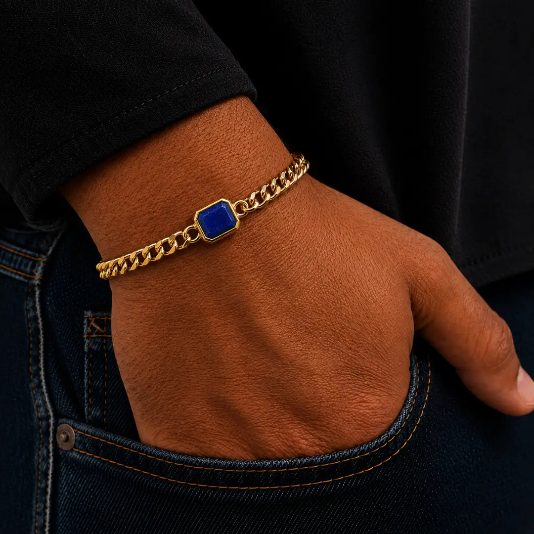 Pulseira masculina dourada com pedra azul no pulso