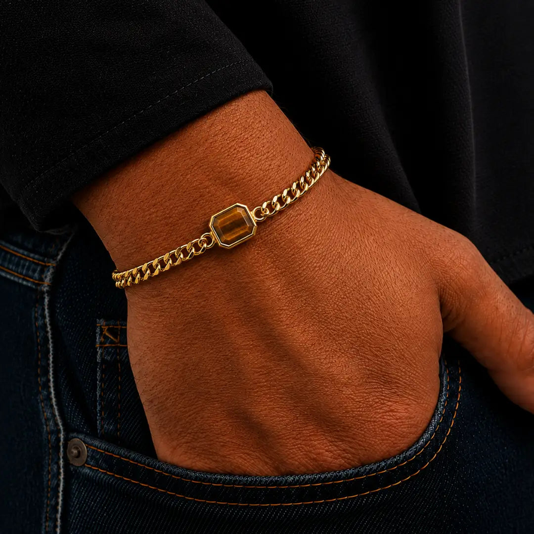 Pulseira masculina Olho de Tigre dourada no pulso