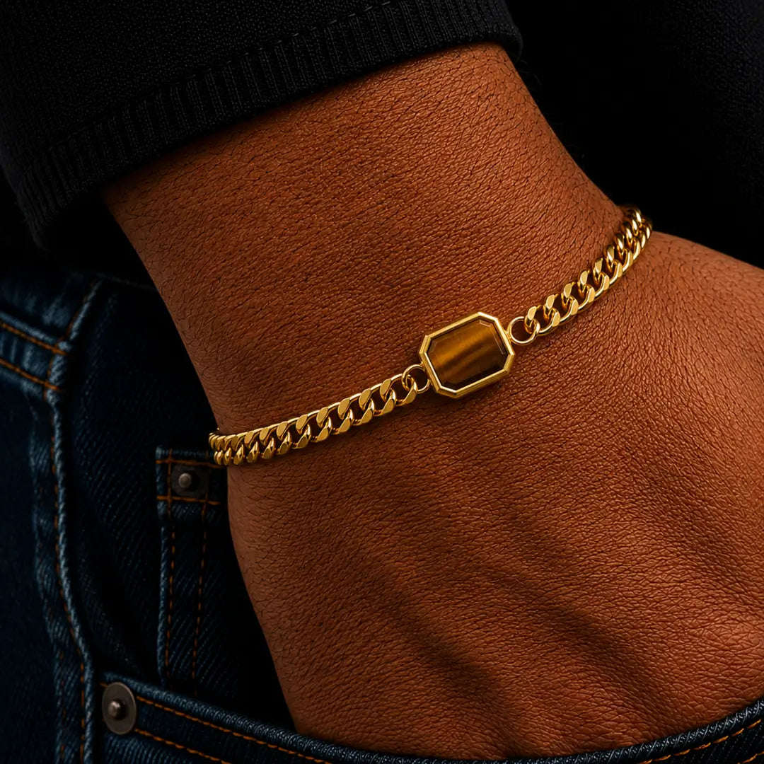 Pulseira masculina Olho de Tigre dourada no pulso