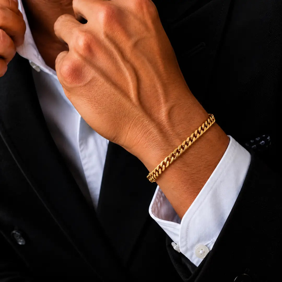 Homem usando pulseira Grumet Dupla Lacraia banhada a ouro 18K