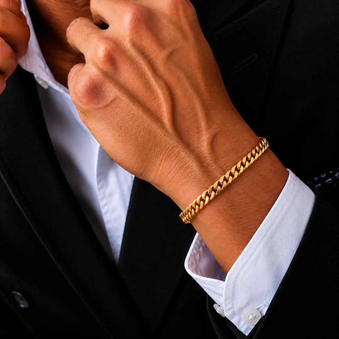 Homem usando pulseira Grumet Dupla Lacraia 5mm banhada a ouro 18K