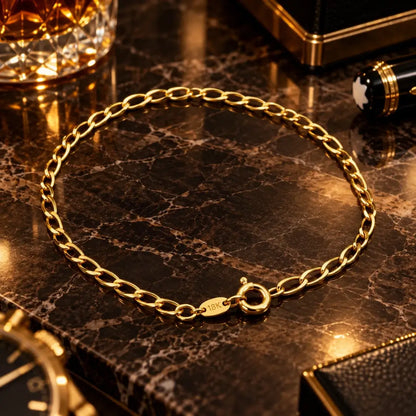 Pulseira masculina banhada a ouro 18k com corrente grumet longa de 2.5mm em formato circular destacando a gravação de autenticidade 18K no fecho.
