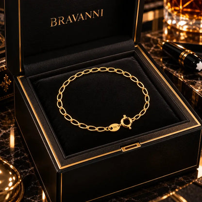 Pulseira masculina banhada a ouro 18k de elos grumet longos 2.5mm exibida dentro de estojo luxuoso em veludo preto da marca Bravanni.