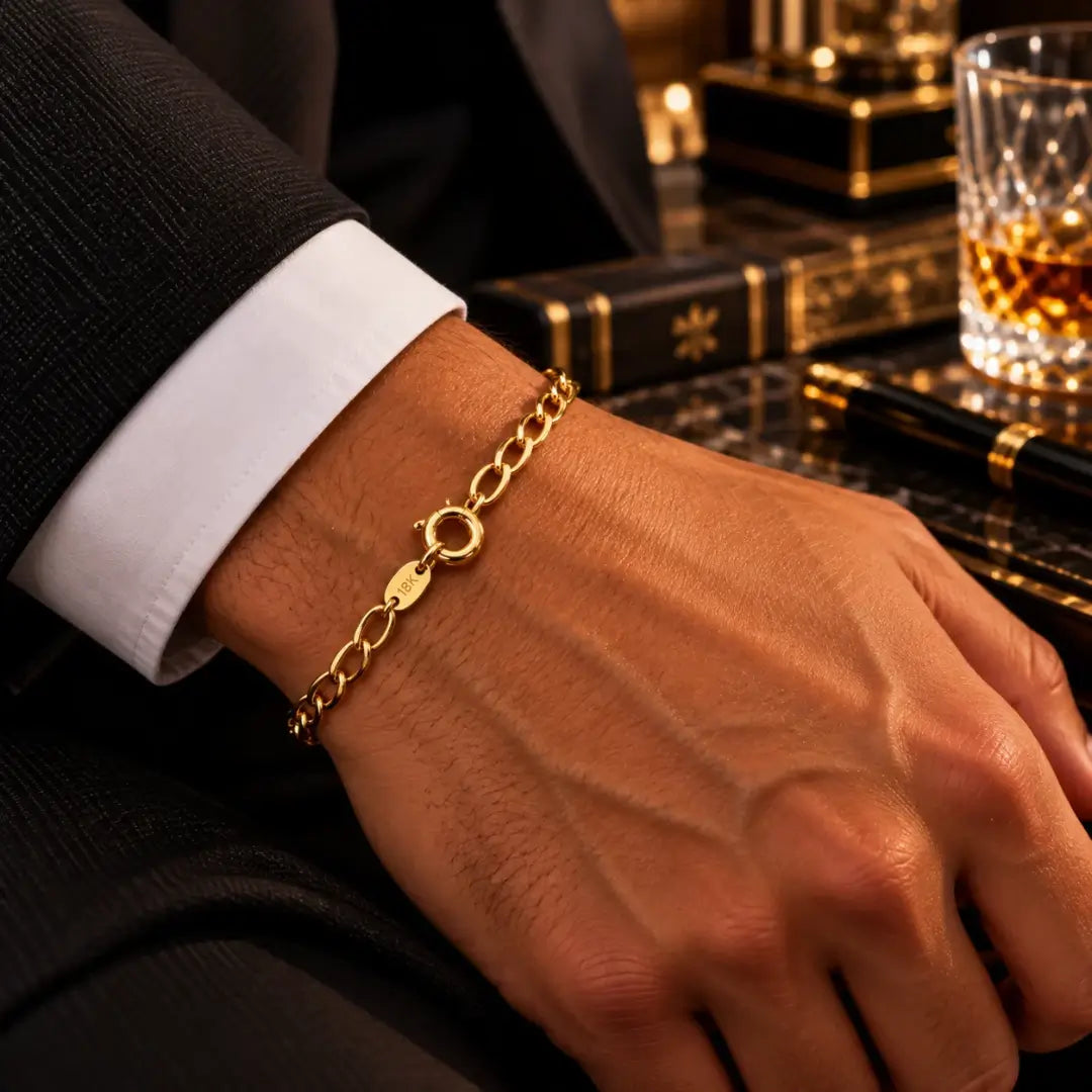 Homem vestindo camisa social branca e paletó preto com a Pulseira Masculina Grumet Longa 2.5mm Banhada a Ouro 18k ajustada ao pulso.