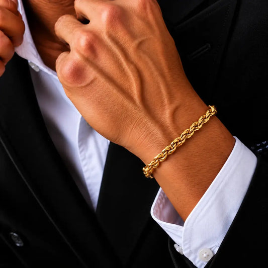 Homem usando pulseira Cordão Baiano Trançada banhada a ouro 18K