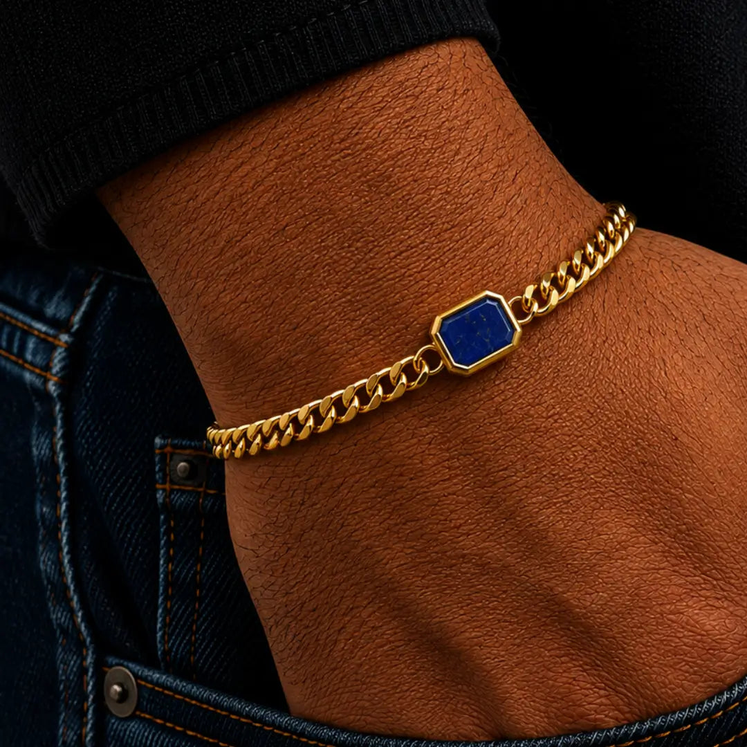 Pulseira masculina dourada com pedra azul no pulso
