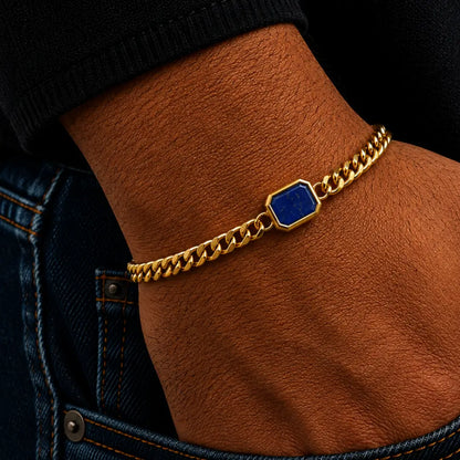 Pulseira masculina dourada com pedra azul no pulso